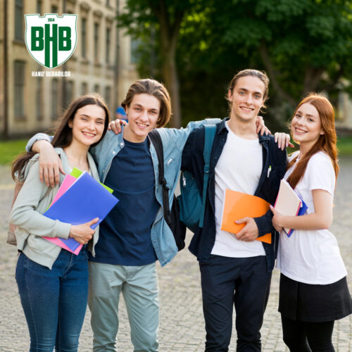 Four smiling students with notebooks and backpacks pose together on a campus courtyard, logo visible in the top-left corner.